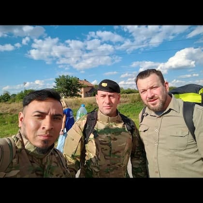 Emmanuel Vilte junto a Sebastián Czornobaj y Mario Alejandro Sebrie, sus compañeros argentinos del ejército ucraniano