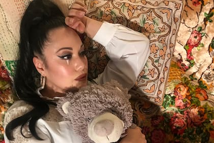 Emme experimentó una enorme exposición hace 20 años; se replegó, se dedicó a seguir estudiando, hizo tele y cine y puso en pausa su carrera musical