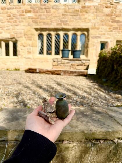 Emmie halló huesos incrustados en su casa y una botella con cenizas, puesto por los propietarios anteriores contra la mala suerte