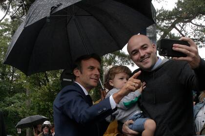 Emmnuel Macron se saca una selfie con un simpatizante durante la votación legislativa