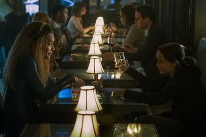 Emmy Raver-Lampman y Ellen Page en una escena de la serie The Umbrella Academy