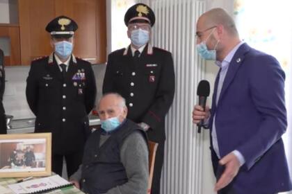 Al día siguiente, los policías regresaron a la casa del anciano y le regalaron una foto como recuerdo