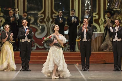 Emoción, apluso y flores: Karina Olmedo deja el Teatro Colón con la sensación de haber dejado una "misión cumplida"