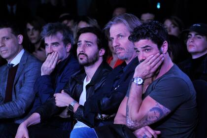Los hombres de la noche: Castro, Arana, Francella y Hendler, todos atentos mirando las pantallas con el avance de la historia