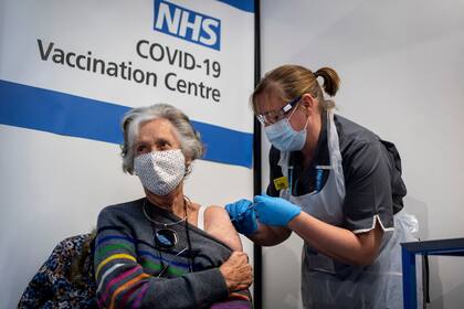 La doctora Doreen Brown, de 85 años, recibe la primera de dos inyecciones de vacuna Pfizer / BioNTech COVID-19 administradas en el Guys Hospital de Londres