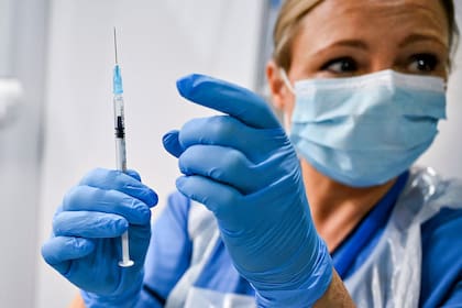 Paula McMahon prepara una inyección de la vacuna Pfizer-BioNTech COVID-19 en Glasgow, Escocia
