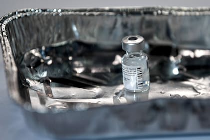 Un frasco de la vacuna Pfizer-BioNTech Covid-19 sobre una bandeja en el Hospital Louisa Jordan en Glasgow, Escocia