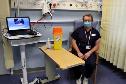 Andrew Mencnarowski, director clínico de salas para pacientes ambulatorios, espera recibir la primera de las dos inyecciones de vacuna Pfizer / BioNTech Covid-19, en el Western General Hospital en Edimburgo, Escocia