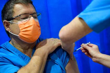 Un médico recibe la vacuna en Cardiff, Gales del Sur