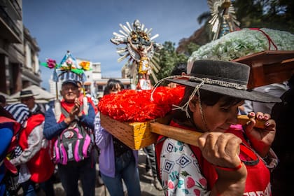 El Cristo fue rescatado en el puerto del Callao, en Perú, y trasladado a Salta, y un siglo más tarde, en septiembre de 1692, un fuerte temblor azotó el territorio de lo que hoy es esta provincia norteña