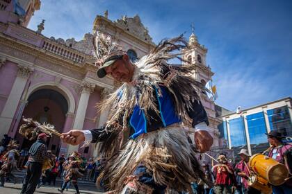 Danzas con trajes típicos durante la procesión