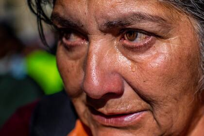 Muchas personas se acercan para agradecer a la Virgen