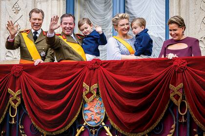 Emoción y felicidad para tres generaciones en el balcón del Palacio Ducal: los Grandes Duques salientes junto a los nuevos soberanos y sus pequeños hijos