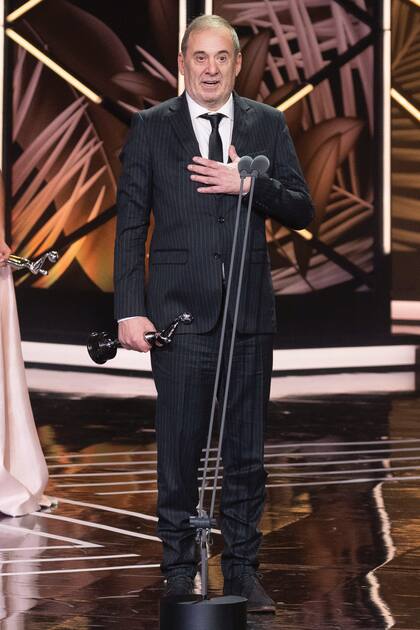 Emocionado, Alejandro Awada recibió el premio a Mejor Interpretación Masculina de Reparto en una Miniserie por su papel en Iosi, el espía arrepentido.