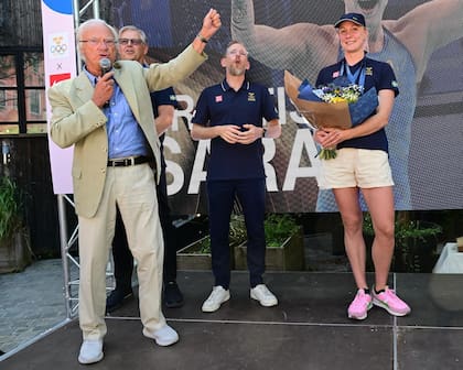 Emocionado como en cada edición de los Juegos Olímpicos, el rey de Suecia felicitó a su equipo