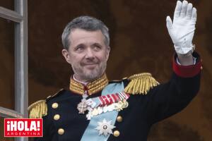 Emocionado, Federico X el día en que fue proclamado rey de Dinamarca, saluda a su pueblo desde el Palacio de Christiansborg.