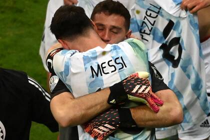 Emocionado por el abrazo que le dio Messi tras haber sido el héroe en los penales