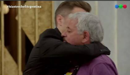 Emocionado, Santiago del Moro abrazó a Tití Fernández durante la presentación de su plato en MasterChef Celebrity