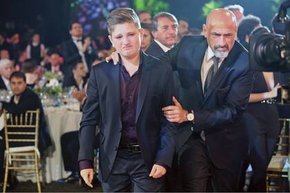 Emocionados, Gustavo Sofovich y su hijo, Ignacio, subieron al escenario para recibir la estatuilla Premio Honorífico en nombre de Gerardo