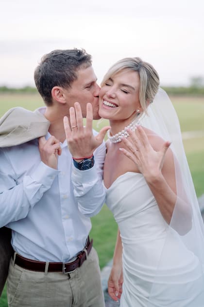 Emocionados, los novios muestran sus anillos