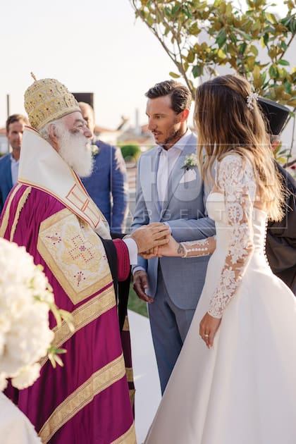 Emocionados, reciben la bendición del Patriarca Theodoro II, el papa copto, durante la ceremonia del jueves 21 celebrada en la iglesia que está ubicada en la casa de verano de la familia Arnopoulos.