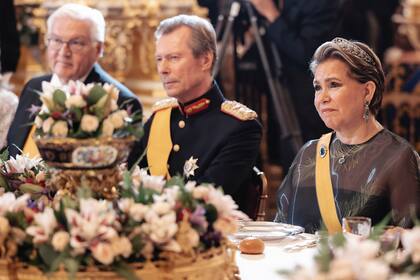 Emocionados y orgullosos, Enrique y María Teresa escuchan a su hijo con atención