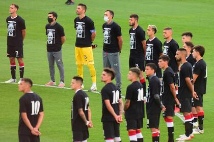 Emotivo homenaje para Alejandro Sabella de los jugadores y el cuerpo técnico de Estudiantes
