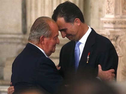 Emotivo saludo entre Juan Carlos y Felipe en el Palacio Real tras la firma del acta de abdicación