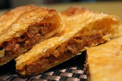 Empanada de carne antigua, con masa de hojaldre
