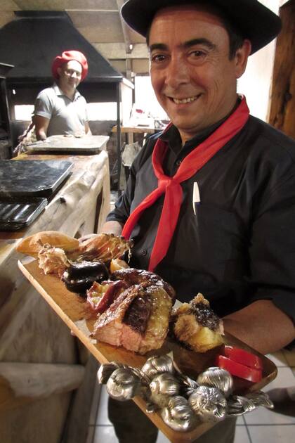 Empanadas, achuras y cordero en el galpón Los Juncos