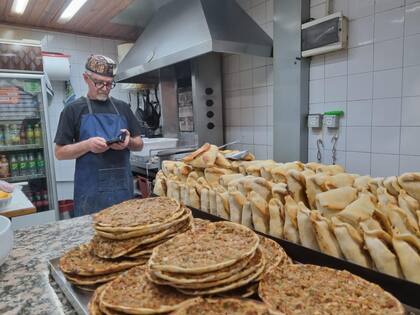 Empanadas árabes cerradas y abiertas, algunos de los platos que elaboran a diario.