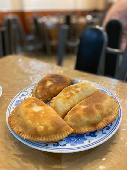 Empanadas chinas fritas con nira, carne y otros ingredientes.