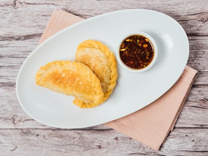 Empanadas de carne con chimichurri de ajo negro