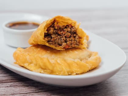 Empanadas de carne con chimichurri de ajo negro