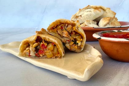 Empanadas de pollo salteñas con llajwa