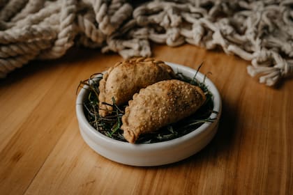 Empanadas elaboradas con masa de algas y relleno de centolla patagónica.