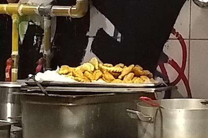 Empanadas fritas en el búnker del Frente de Todos