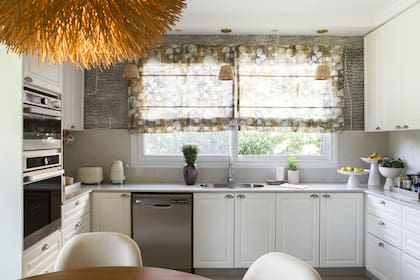 Empapelado ‘Brown’ y cortina romana confeccionada a medida (ambos de Agustina Cerato).