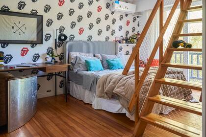 Empapelado de Enamorada del muro por Sol. Cama diseño de Larrosa. Sillón aviador (Landmark) y escritorio (Talleres Sustentables).