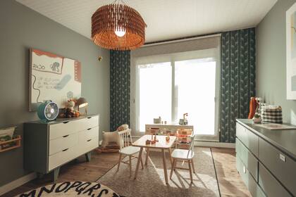 Empapelado (Sophie Empapelados), mesita y sillas (Kave Home) y lámpara (Te Tiro un Dato).