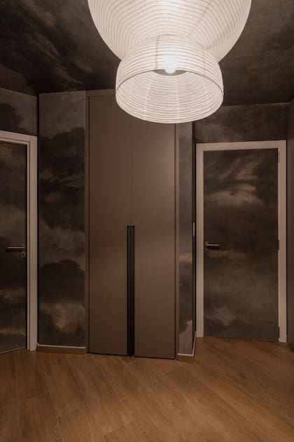 Empapelado 'Thomas Verde' (Edición Particular). Iluminación (Dimm). Espacio de guardado con puertas en melamina 'Gris Cubanita'.
