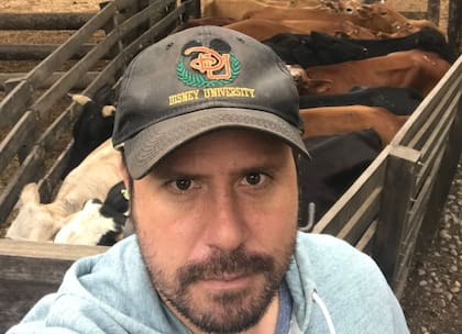 "Empezamos a armar ganadería de la nada en un pedazo de campo que no estaba explotado con 17 vacas y de a poco me fui transformando en productor agropecuario con 600 animales”, cuenta