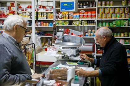 “Empezaron bien abajo con un par de artículos y fueron agregando según la demanda de los clientes. En los inicios se vendía todo a granel y por peso”, cuenta Jorge.