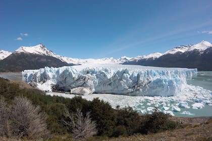 Desde anteayer, personal del parque nacional monitorea permanentemente la conducta del glaciar