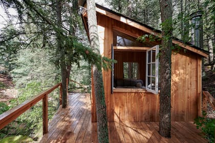 Emplazada en el medio del bosque en Colorado, la casa fue el primer proyecto de Natalia Romero junto a Robyn Wall.