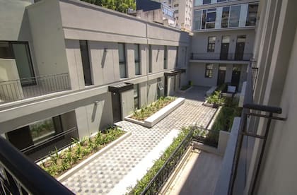 Emplazado en un terreno de 25,98 metros de ancho por 53,04 de fondo, es el edificio más grande de la manzana.