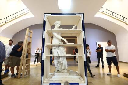 Más de dos metros de altura embalados en una caja azul de casi 8 toneladas; el público podrá encontrarse con Afrodita desde el jueves