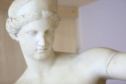 De cerca el público podrá apreciar la belleza, y también los “moretones” y las arrugas del paso del tiempo en el mármol