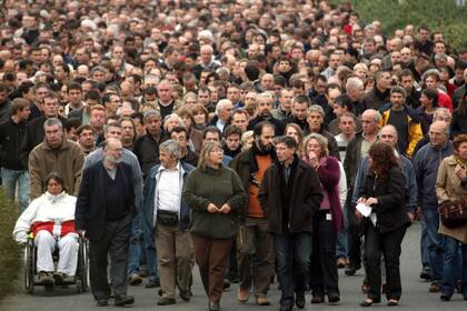 Empleados de Télécom marchando en Lannion después del suicidio de un colega en 2009