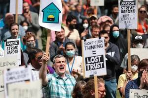 Empleados de Amazon durante la protesta de 2023 frente a la sede de la empresa en Seattle; la acción fue contra el regreso a la oficina, despidos y el impacto ambiental de la compañía; el trabajador que organizó la protesta fue despedido